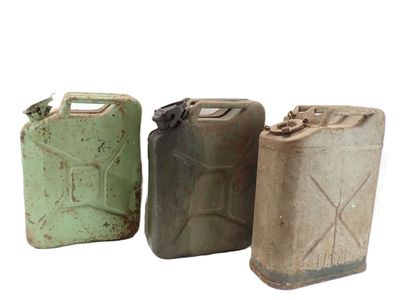 trois jerrycans sont alignés les uns à côté des autres sur un fond blanc