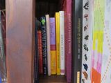 plusieurs livres qui se trouvent ensemble sur une étagère