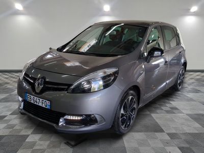 la voiture grise est garée dans le garage sur le sol en damier