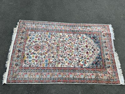 un tapis orné d'un motif floral est posé par terre