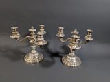 une paire de chandeliers en métal argenté