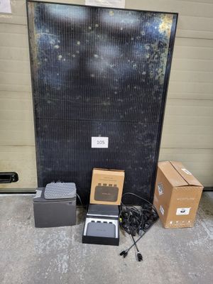 une image représentant une boîte, un haut-parleur et d'autres appareils électroniques posés par terre