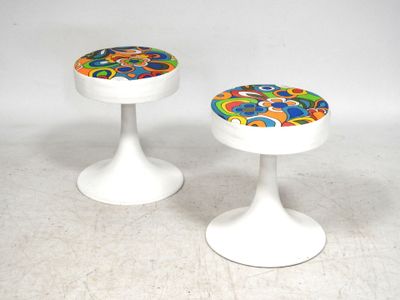 deux petits tabourets ornés de motifs colorés
