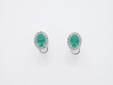 une paire de boucles d'oreilles en émeraude et diamant