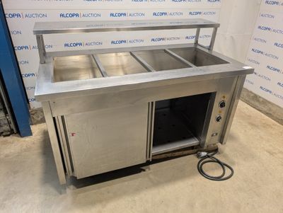 une photo d'une table en acier inoxydable équipée de deux éviers et d'un tuyau d'arrosage