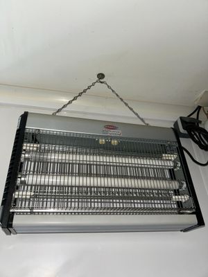 une cage métallique suspendue au plafond d'une pièce