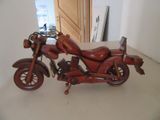 une moto en bois posée sur une table