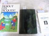 deux livres posés sur une table