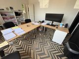 un bureau équipé d'un ordinateur et d'un écran, dans une pièce