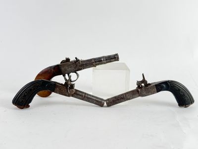 une image représentant un pistolet jouet muni d'un support en verre, posé sur une surface blanche