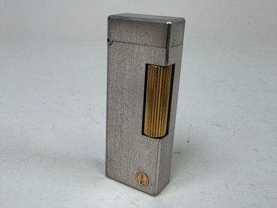 un briquet posé sur une surface blanche