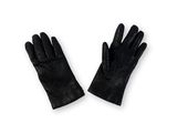 une paire de gants en cuir noir sur fond blanc