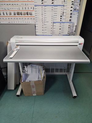 une photo d'un bureau d'ordinateur sur lequel se trouve une imprimante