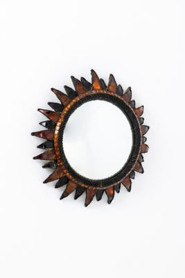 une photo d'une photo d'un miroir accroché au mur