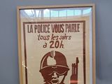 une photo d'une photo encadrée représentant un homme portant un casque