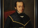 un tableau représentant un homme vêtu d'un manteau noir tenant un bout de papier