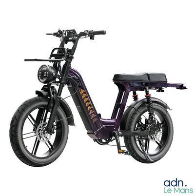 une image représentant une trottinette électrique violette sur fond blanc