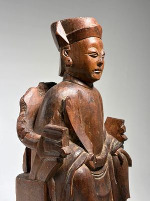 ASIE. Un sujet en bois sculpté représentant un dignitaire as…
