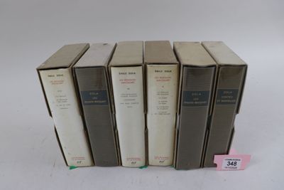 six livres sont empilés sur une surface blanche