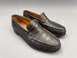 une paire de mocassins noirs sur fond blanc