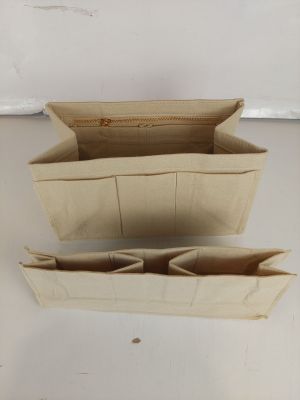 deux feuilles de papier posées sur une table