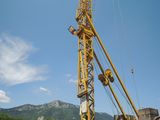 une grue installée au sommet d'un immeuble