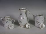 trois types différents de théières et de tasses posées sur une table