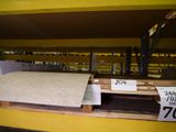 toutes ces boîtes qui se trouvent sur les rayons du magasin