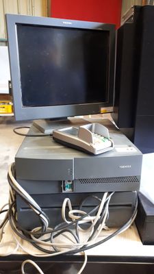 Caisse de paiement TOSHIBA sur meuble avec encaissement auto…