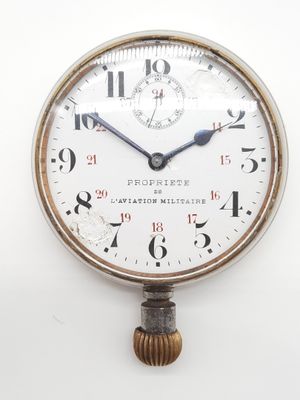 une horloge accrochée au mur avec des chiffres