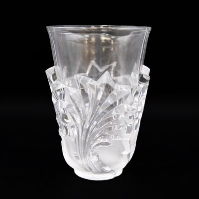 un vase en verre posé sur une surface noire