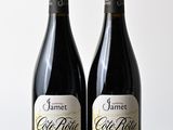 deux bouteilles de vin posées sur une table en bois