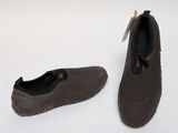 une paire de chaussures posées sur une surface blanche