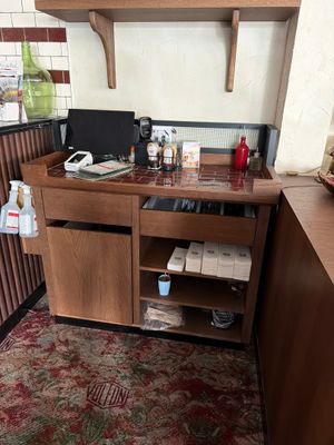 un bureau avec un ordinateur dans le coin d'une pièce