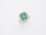 une bague en émeraude et diamant