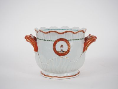 un vase blanc avec une anse rouge sur un fond blanc