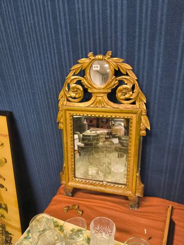 Petit miroir de style Louis XVI, en bois doré, un morceau à recol...