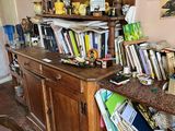 il y a beaucoup de livres sur l'étagère dans cette pièce