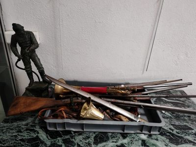 tout un tas d'armes à feu posées sur une table