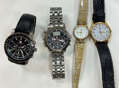 trois montres sont assises l'une à côté de l'autre sur une surface blanche