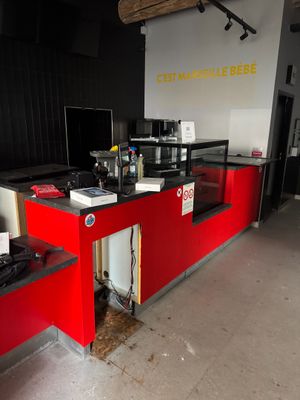 une photo d'une cuisine avec un plan de travail rouge