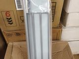 une pile de boîtes sur lesquelles est fixée une sorte de lumière
