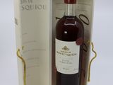 une boîte ouverte contenant une bouteille de vin, posée sur une table