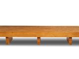 un banc en bois posé sur une surface blanche