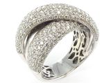 gros plan d'une bague en diamant sur fond blanc
