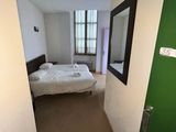 une pièce avec un lit et une chaise dedans