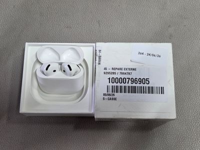 Des AirPods d'Apple sont posés dans une boîte sur une table