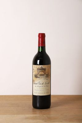 une bouteille de vin posée sur une table en bois