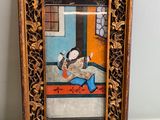 un vieux cadre contenant un tableau représentant une souris