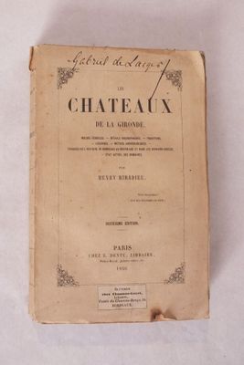 un vieux livre posé sur une table blanche recouverte de papier